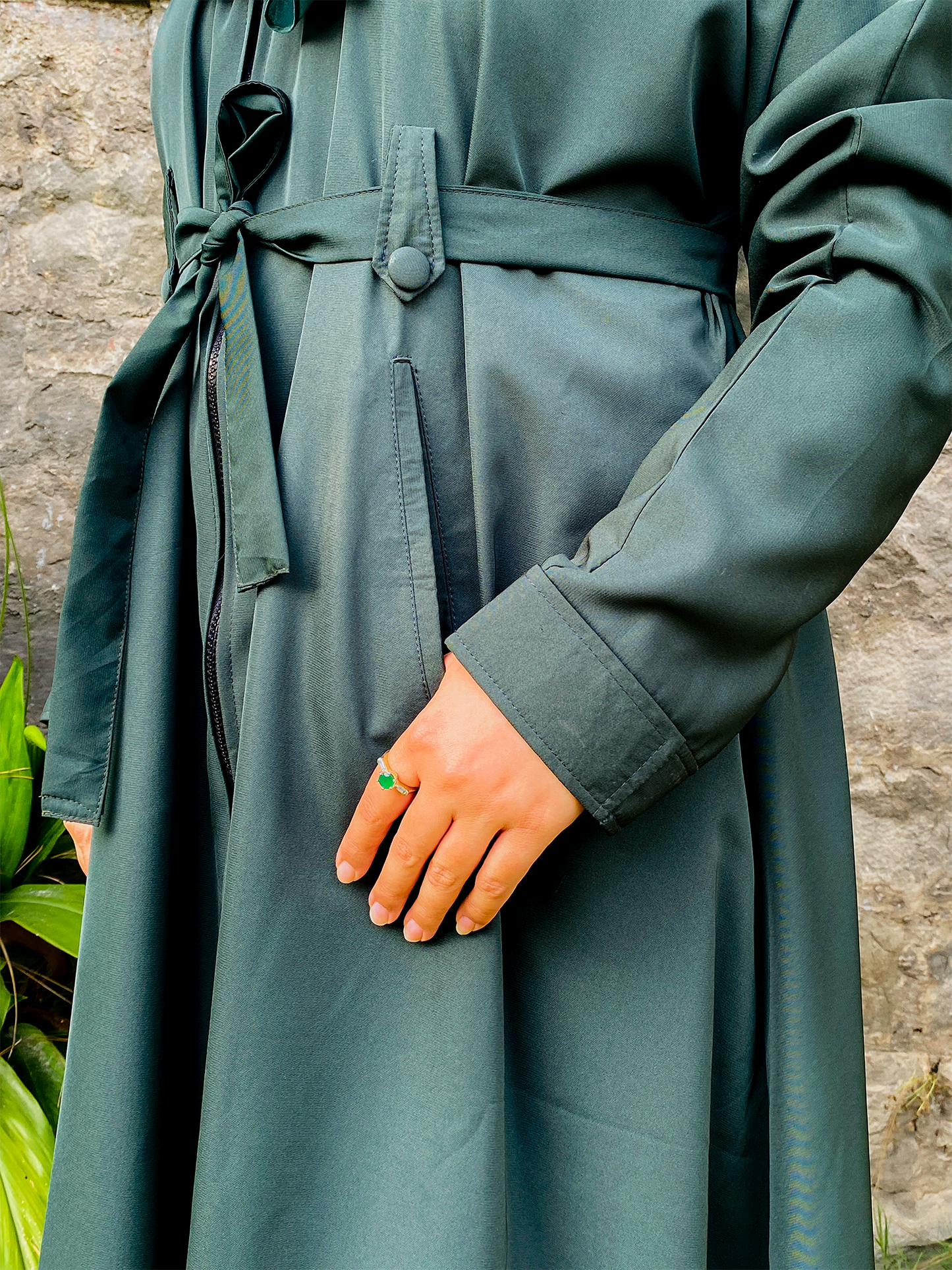 Emerald Grace Zip-Up Abaya β Effortless Style in Every Step