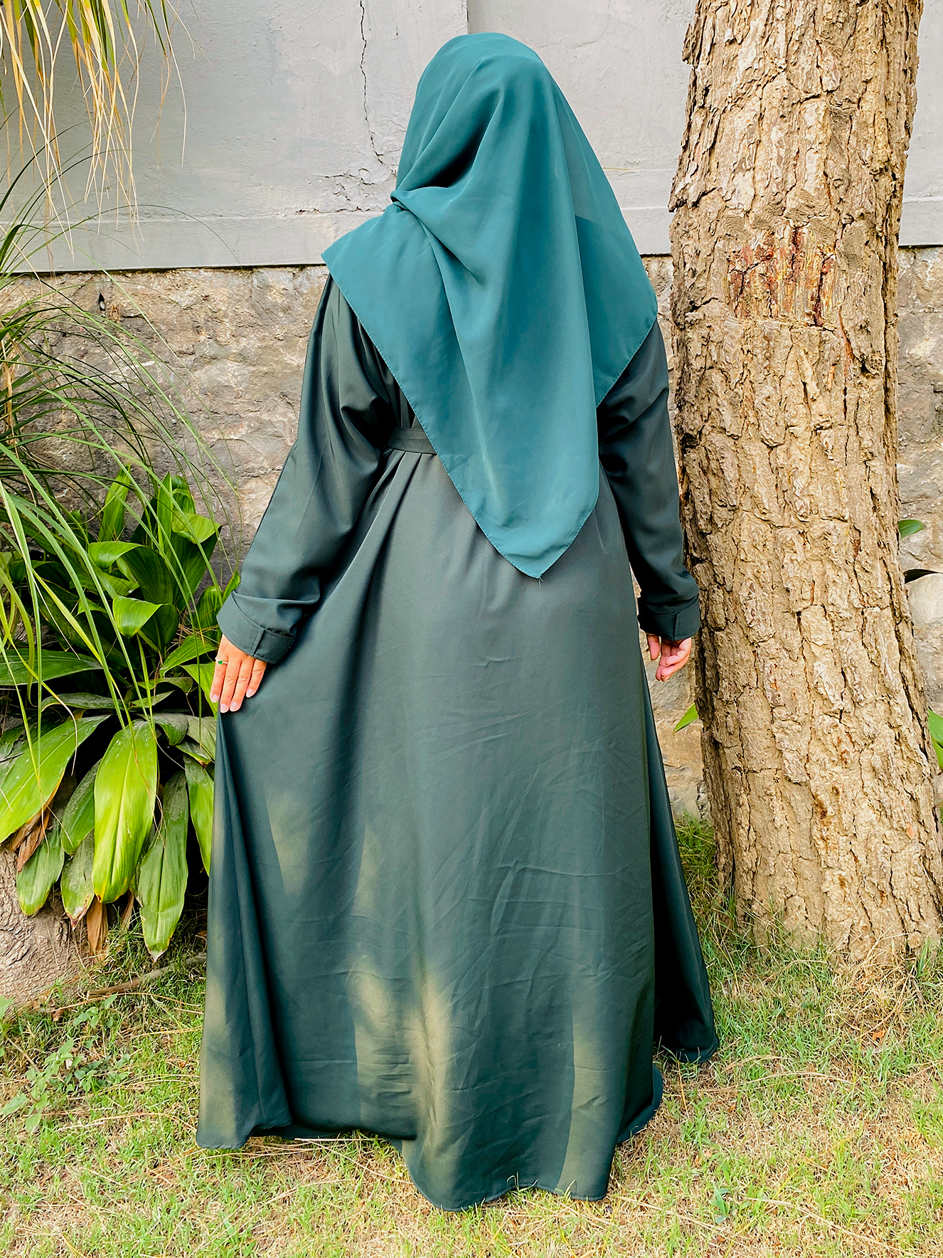 Emerald Grace Zip-Up Abaya β Effortless Style in Every Step