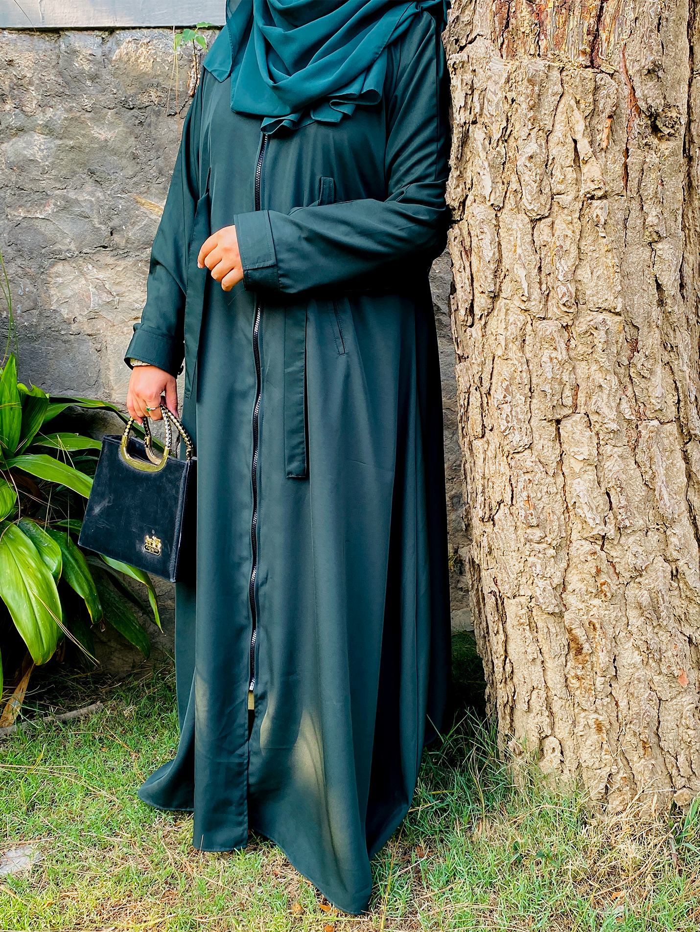 Emerald Grace Zip-Up Abaya – Effortless Style in Every Step